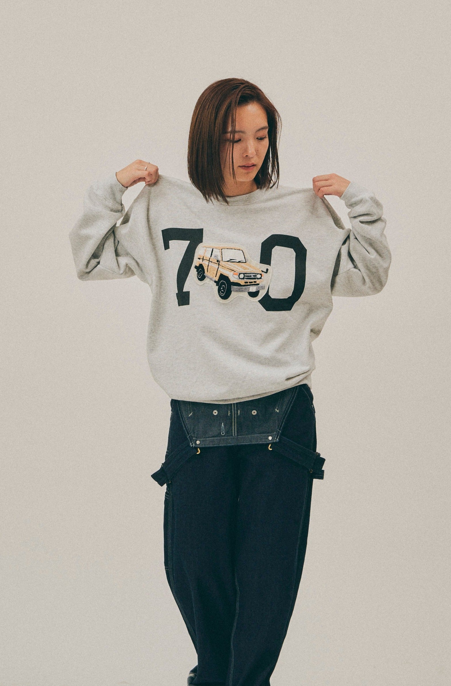 O.K. / L/C 70 EMBROIDERY CREW SWEAT