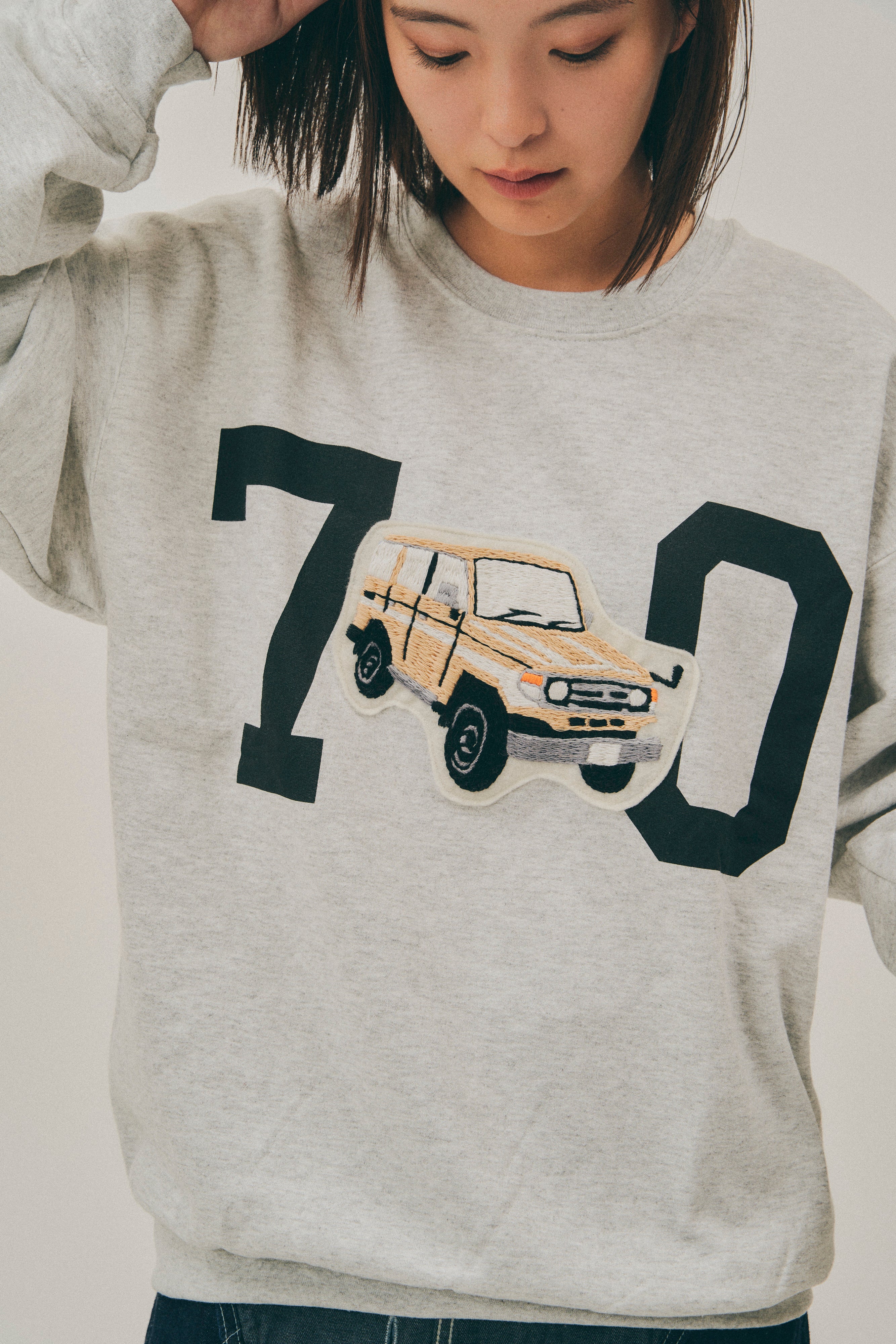 O.K. / L/C 70 EMBROIDERY CREW SWEAT