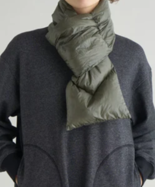 NANGA / PORTABLE LIGHT DOWN MUFFLER(UNISEX)