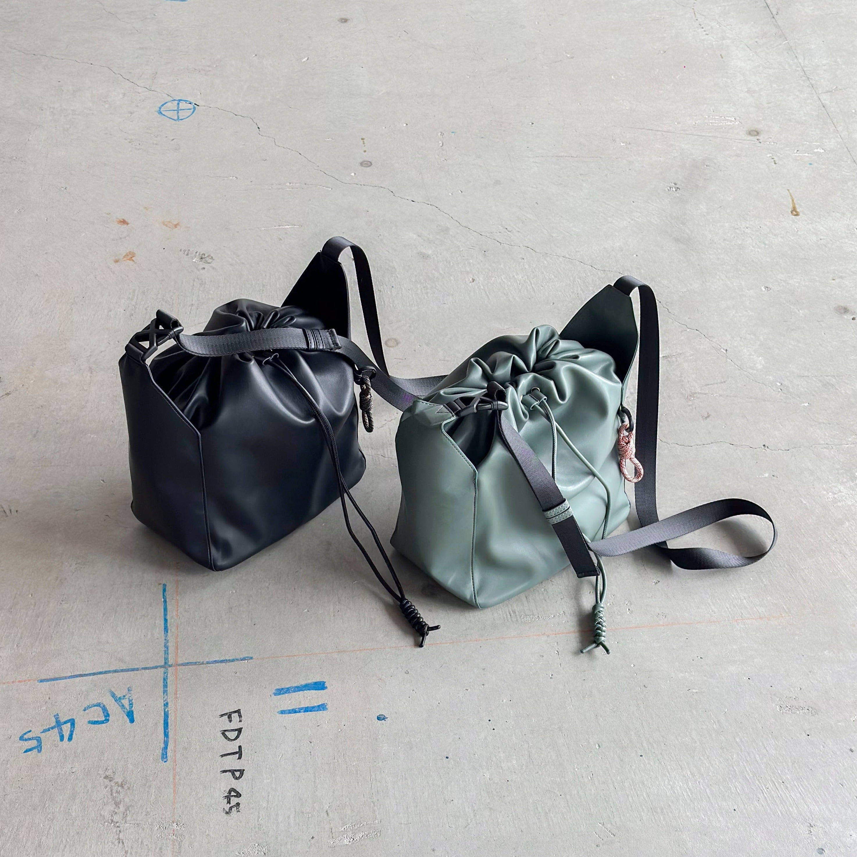 F/CE. / TECH LEATHER DRAWSTRING SHOULDER