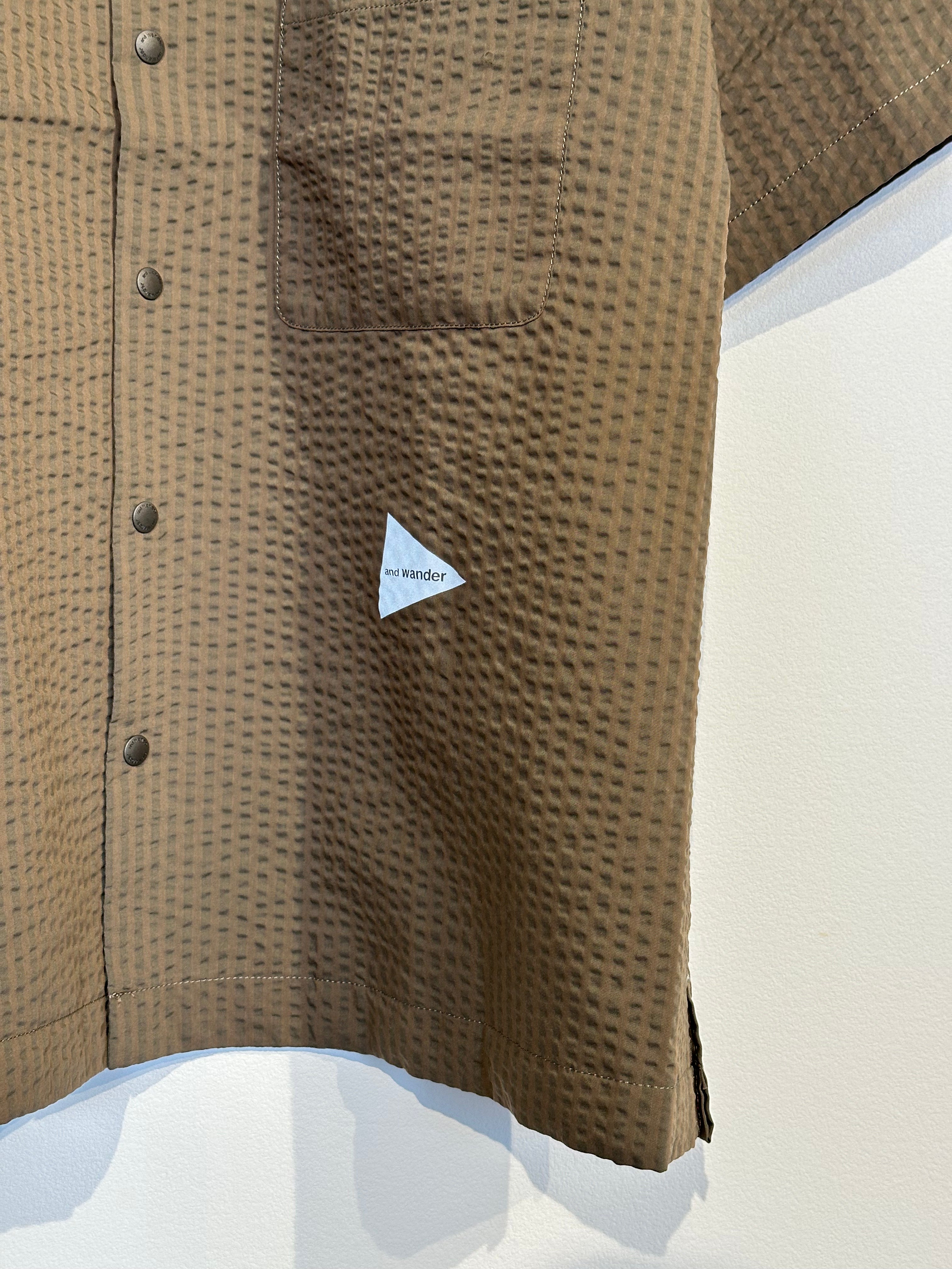 and wander / dry soft seersucker SS shirt