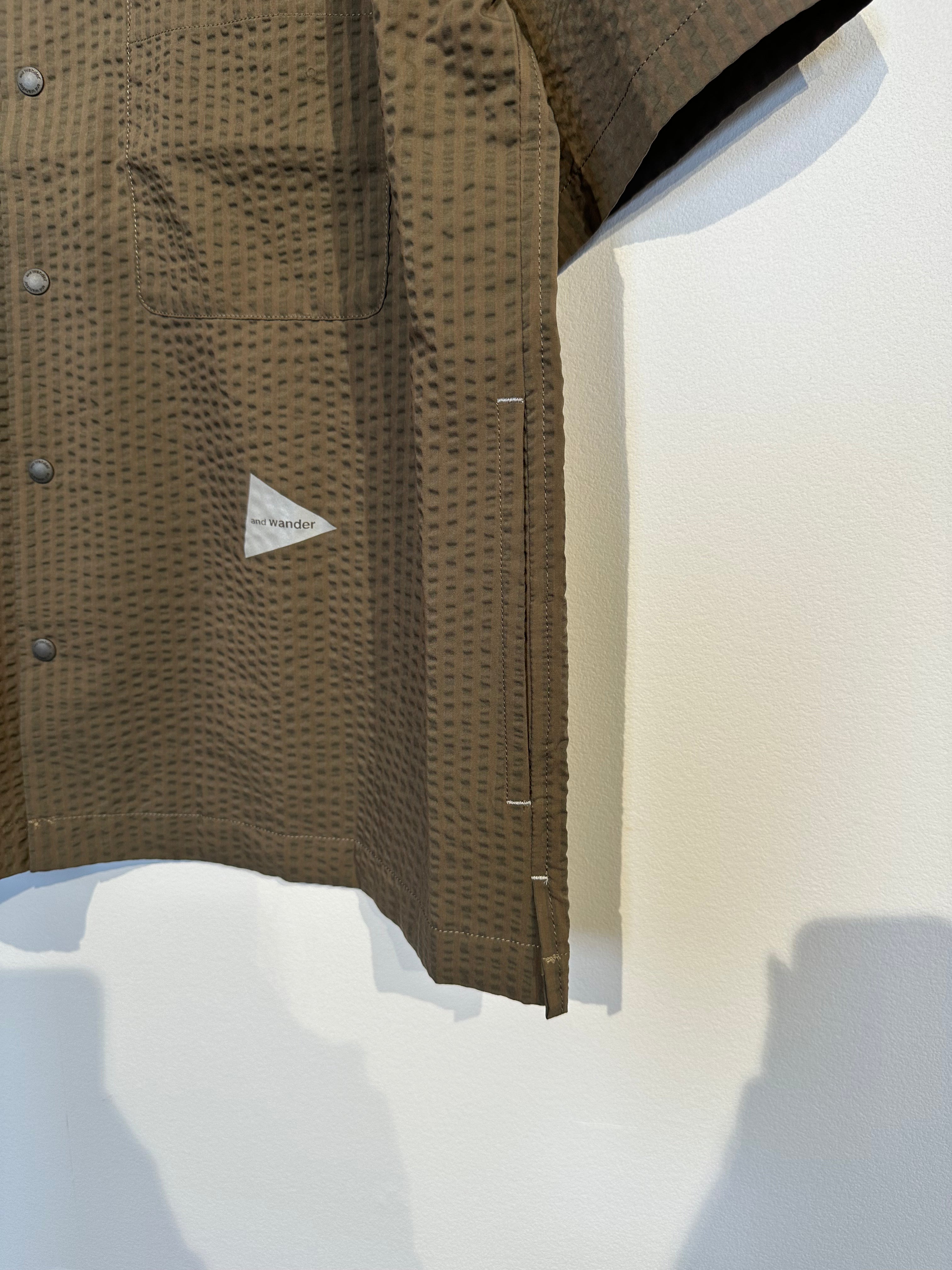 and wander / dry soft seersucker SS shirt