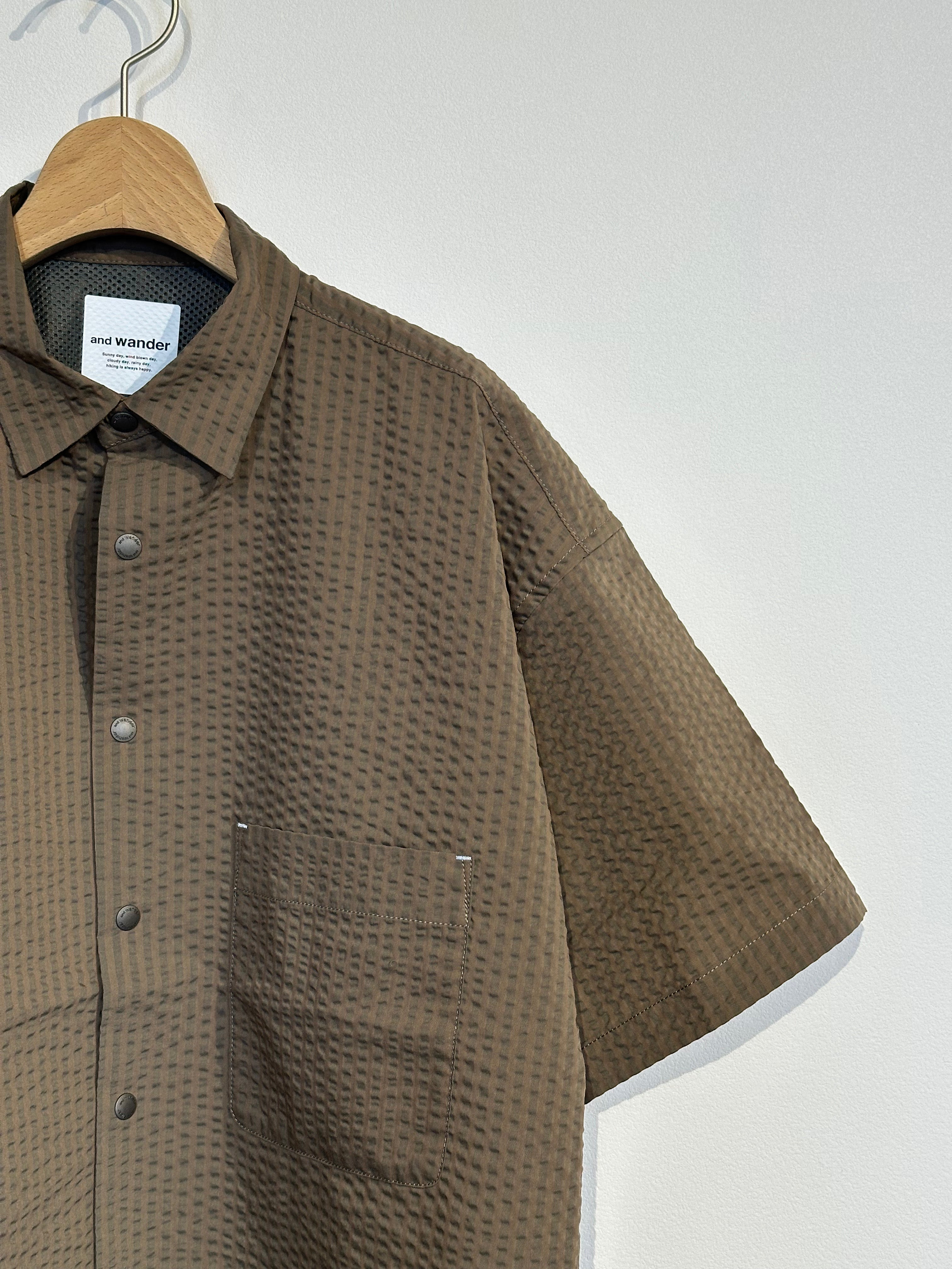 and wander / dry soft seersucker SS shirt