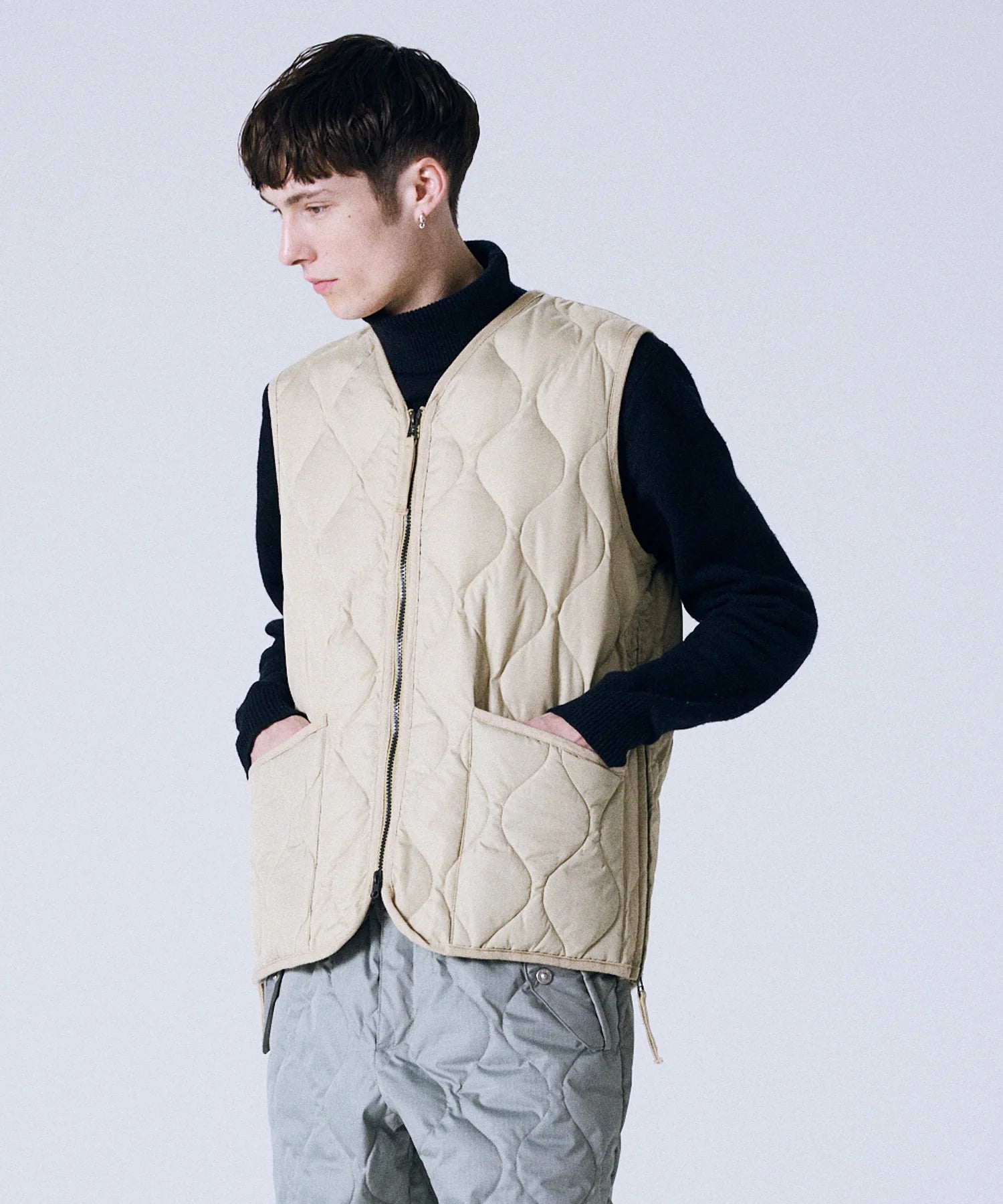 TAION / MILITARY W-ZIP V NECK DOWN VEST